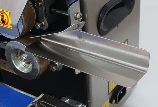 Sigillare sacchetti di caffè con data stampata utilizzando gas di azoto lavaggio continuo di banda sigillante