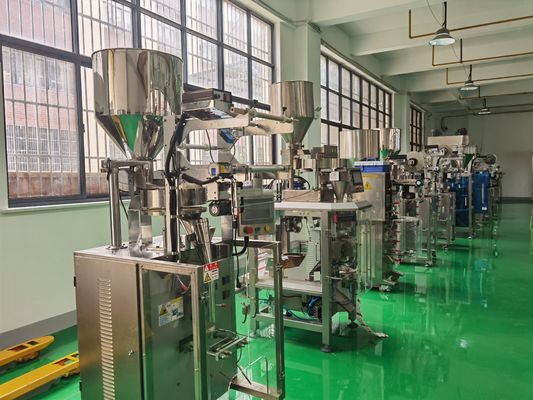 Sigillatura automatica Pesatura 100 g Snack Candy Verticale confezionatore sacchetto Pesatura imballaggio macchina integrata