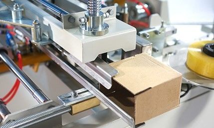 Macchina elettrica per l'erezione di cartoni per il funzionamento stabile e nel processo di imballaggio
