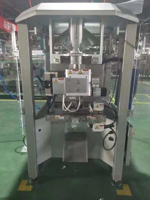 Macchina di imballaggio verticale automatico di lettiera per gatti con servomotori e misurazione a tazza