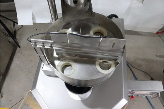 Macchina di imballaggio verticale automatico di lettiera per gatti con servomotori e misurazione a tazza