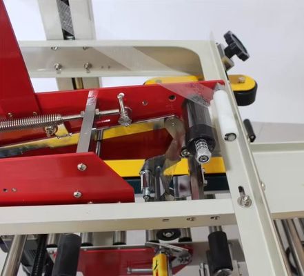 Macchina di etichettatura laterale adesiva a superficie piatta per soluzioni di imballaggio B2B