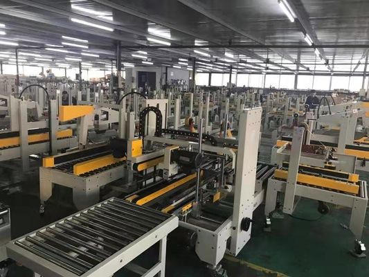 Macchina di confezionamento con nastro di tenuta a cartone per macchine e macchine