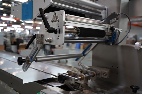 Macchina di avvolgimento a flusso per sacchetti a cuscino orizzontale multifunzione di grado automatico