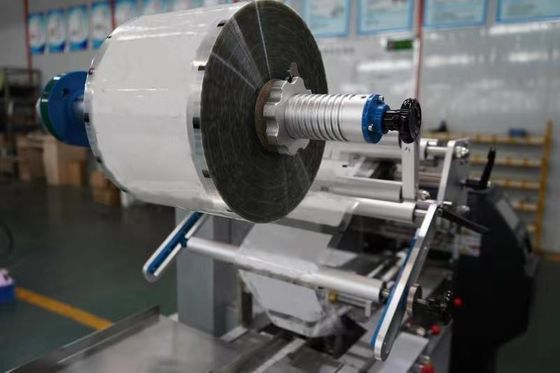 Macchina di avvolgimento a flusso per sacchetti a cuscino orizzontale multifunzione di grado automatico