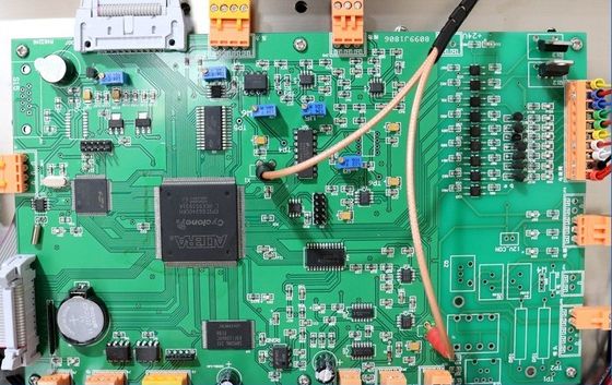 Imprimere a getto d'inchiostro a caratteri piccoli Data di iniezione e codifica per bottiglie Tipo di imballaggio