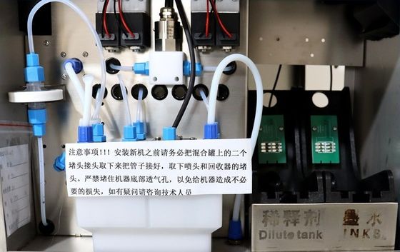 Imprimere a getto d'inchiostro a caratteri piccoli Data di iniezione e codifica per bottiglie Tipo di imballaggio
