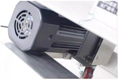 Macchina di sigillamento per carico pesante verticale da 20 kg con sigillatore a banda continua azionato elettricamente