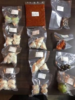 Macchina di imballaggio a vuoto per alimenti e bevande con scarico del gas azoto e 2 strisce di tenuta