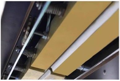 Convogliare carico 20 kg sigillante automatico continuo a banda verticale per sacchetti in piedi