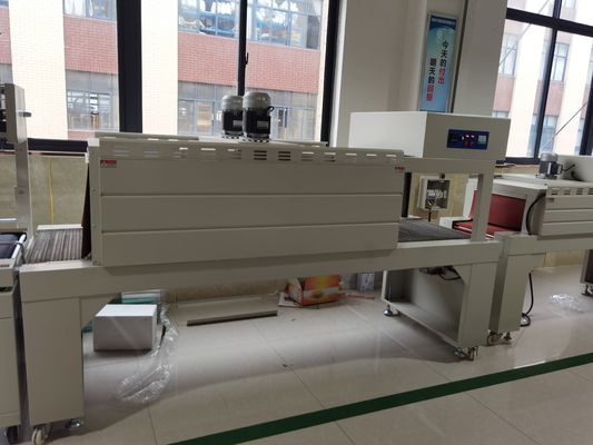 Macchina di confezionamento semiautomatica di bottiglie d'acqua azionata elettricamente per vassoi e scatole