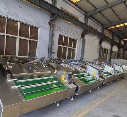 Macchina di sigillatura a vuoto industriale per carne pesce vegetale con cintura di trasporto in ristorante