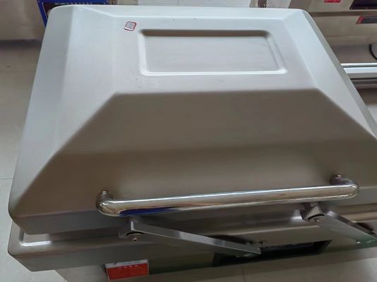 Macchina per imballaggio a vuoto a doppia camera per la distribuzione di formaggi a sfera e di formaggi grattugiati