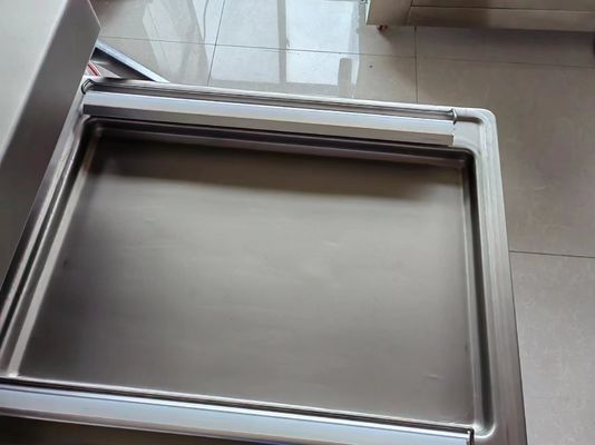 Macchina per imballaggio a vuoto a doppia camera per la distribuzione di formaggi a sfera e di formaggi grattugiati
